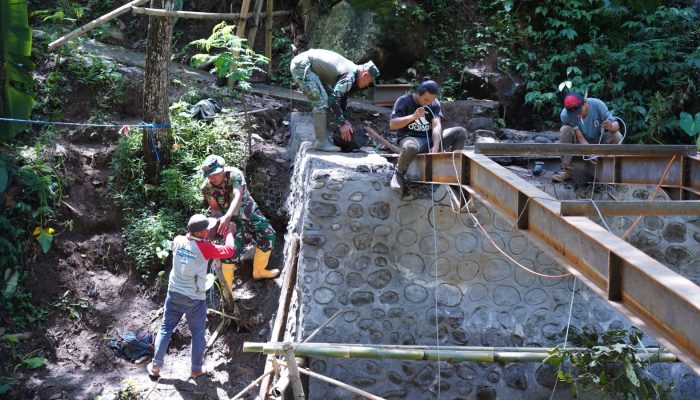 Pengelasan Besi WF Jadi Tahap Krusial Pembangunan Jembatan TMMD Ke-127 Di Desa Krisik