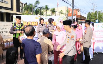 Bagi Keceriaan Ramadan, Kapolres Kediri Kota dan Bhayangkari Tebar Takjil untuk Ojol dan Pengguna Jalan 4 IMG 20260225 WA0236