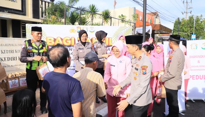 Bagi Keceriaan Ramadan, Kapolres Kediri Kota dan Bhayangkari Tebar Takjil untuk Ojol dan Pengguna Jalan