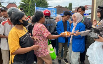 Indahnya Kebersamaan, Polres Kediri Kota–PMII Berbagi Takjil di Depan Mako Polres Kediri Kota 3 IMG 20260228 WA0060