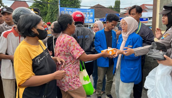 Indahnya Kebersamaan, Polres Kediri Kota–PMII Berbagi Takjil di Depan Mako Polres Kediri Kota