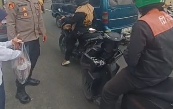 POLSEK SEMEN KEDIRI BAGI-BAGI TAKJIL, WUJUDKAN KEPEDULIAN DAN SILATURAHMI DENGAN MASYARAKAT 3 IMG 20260226 185834