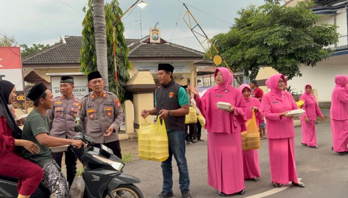 Semarak Ramadan 1447 H, Polsek Tarokan Tebar Kebaikan di Depan Mapolsek