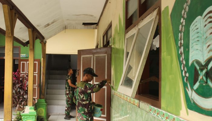 TMMD ke-127 Kediri Sasar Sekolah Negeri hingga Swasta, Satgas Lakukan Pengecatan di Desa Gadungan