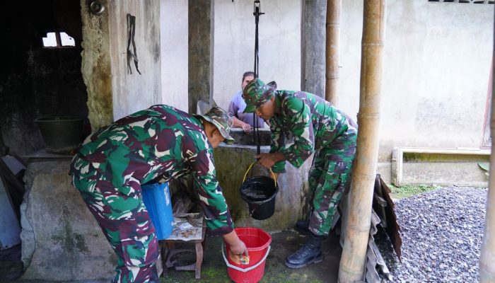 Wujudkan Kemanunggalan, Satgas TMMD Ke 127 Kodim 0808/Blitar Ringankan Beban Warga Menimba Air