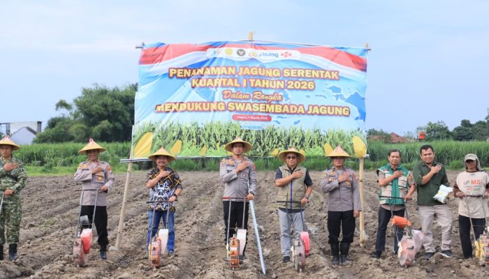 Melalui Zoom Bersama Kapolri, Wakapolres Kediri Kota Tanam Jagung Simbolis di Burengan