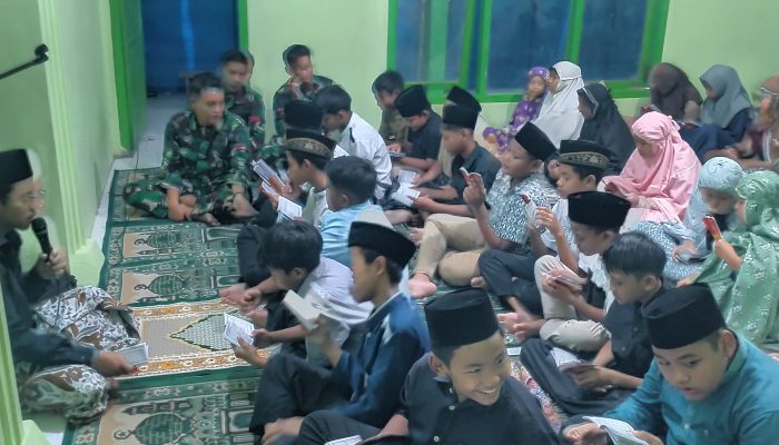 Satgas TMMD dan Siswa SDN Gadungan 4 Peringati Malam Nuzulul Qur’an