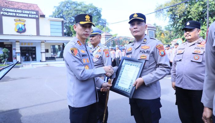 Kapolres Kediri Kota Berikan Penghargaan kepada 35 Personel dan 11 Warga Berprestasi