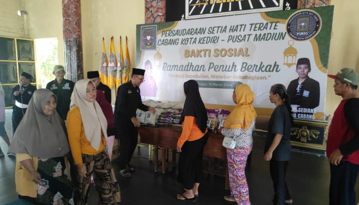 PSHT Cabang Kota Kediri Pusat Madiun Bagikan 218 Paket Zakat kepada Warga Kurang Mampu