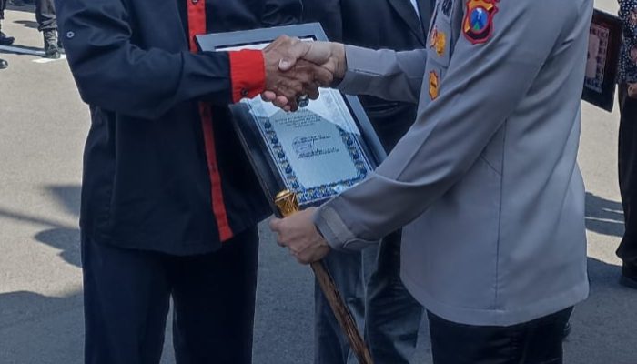 Sinergi Bangun Kamtibmas, LSM Gerak Indonesia Terima Penghargaan dari Kapolres Kediri Kota