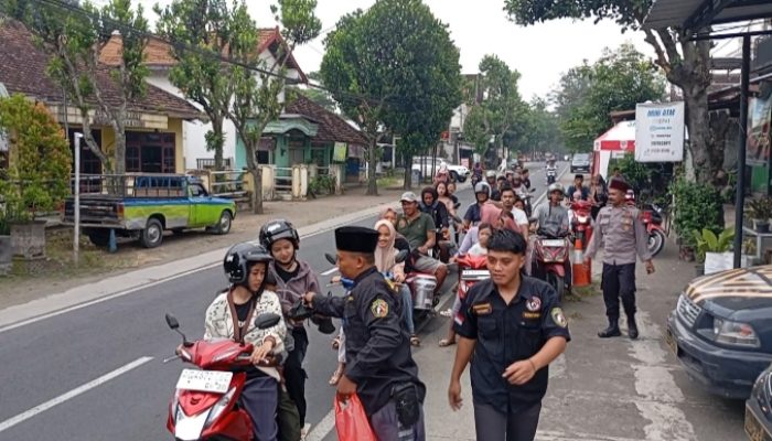 Metrotv9news Gelar Bagi-bagi Takjil di Depan Polsek Mojo Kediri,Kegiatan Rutin Tiap Tahun di Setiap Bulan Ramadan.