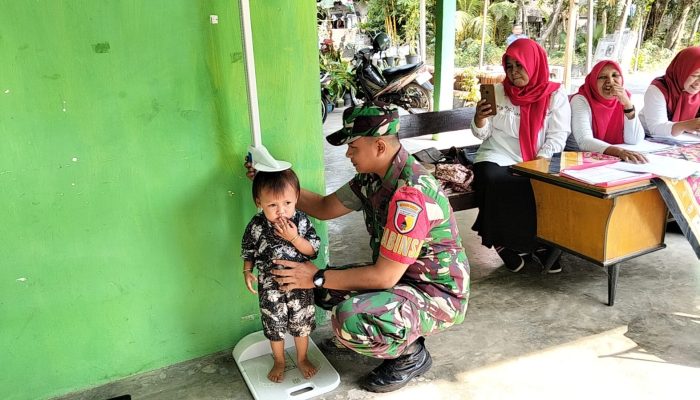 Percepat Penurunan Stunting di Wonodadi, Babinsa Salam Aktif Dampingi Posyandu