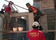 Wujud Nyata Kemanunggalan TNI Dengan Rakyat, Babinsa Pakunden Bantu Renovasi RTLH