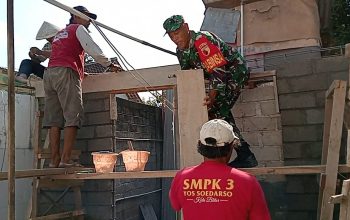 Wujud Nyata Kemanunggalan TNI Dengan Rakyat, Babinsa Pakunden Bantu Renovasi RTLH
