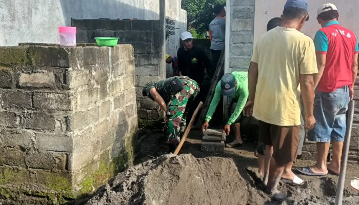 Wujud Kepedulian, Babinsa Garum Turun Tangan Bantu Pembuatan MCK Warga