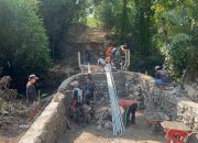 Gotong Royong TNI Dan Warga, Pengelasan Besi Pengaman Jembatan Perintis Garuda Terus Dikebut