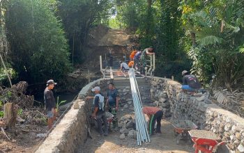 Gotong Royong TNI Dan Warga, Pengelasan Besi Pengaman Jembatan Perintis Garuda Terus Dikebut
