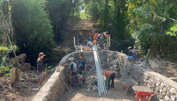 Gotong Royong TNI Dan Warga, Pengelasan Besi Pengaman Jembatan Perintis Garuda Terus Dikebut