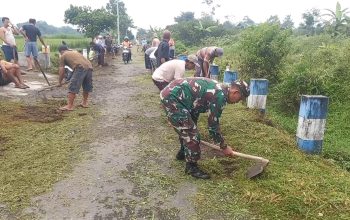 Bersihkan Bahu Jalan, Babinsa Pasirharjo Kerja Bakti Bersama Warga Demi Keindahan Lingkungan 3 IMG 20260416 WA0029