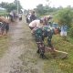 Bersihkan Bahu Jalan, Babinsa Pasirharjo Kerja Bakti Bersama Warga Demi Keindahan Lingkungan