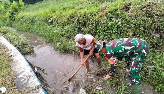 Dukung Sektor Pertanian, Babinsa Karang Tengah Bersama Warga Gotong Royong Bersihkan Irigasi
