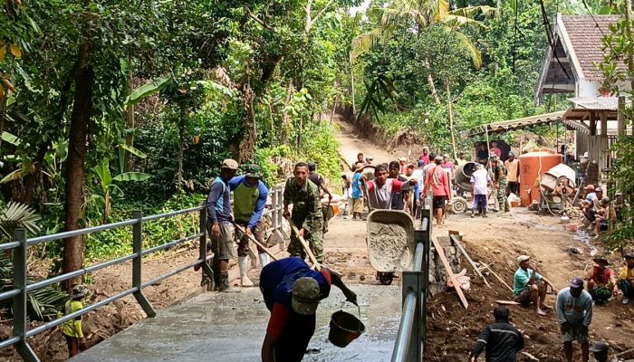 Pengecoran Jalan Jembatan Perintis Garuda Capai Progres Signifikan, TNI dan Warga Terus Bersinergi