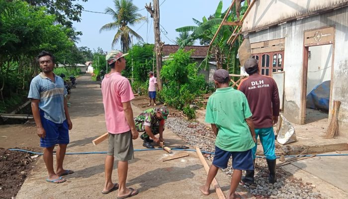Sinergi Babinsa Dan Warga, Gotong Royong Perbaiki Atap Rumah Bapak Sukardi