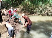 Antisipasi Banjir, Babinsa Koramil Bakung Ajak Warga Kerja Bakti Bersihkan Sungai