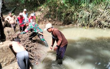 Antisipasi Banjir, Babinsa Koramil Bakung Ajak Warga Kerja Bakti Bersihkan Sungai