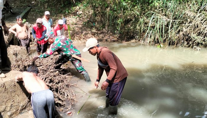 Antisipasi Banjir, Babinsa Koramil Bakung Ajak Warga Kerja Bakti Bersihkan Sungai