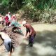 Antisipasi Banjir, Babinsa Koramil Bakung Ajak Warga Kerja Bakti Bersihkan Sungai