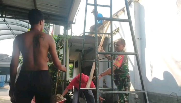Bantu Perbaiki Atap Rumah Warga Lansia, Wujud Babinsa Bendogrit Peduli Terhadap Kesulitan Rakyat