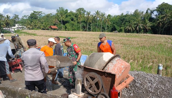 Tingkatkan Kenyamanan Warga, Babinsa Posramil Selopuro Bantu Cor Jalan Pemakaman
