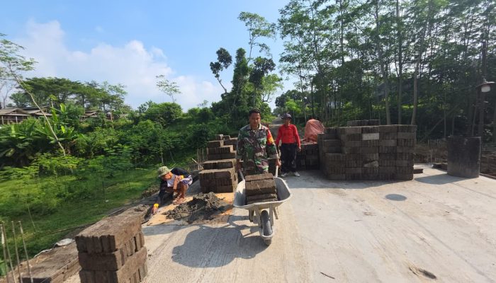 Wujud Babinsa Kebonduren Bersama Warga Kerja Bakti Pasang Dinding Pembatas Jembatan Perintis Garuda Kali Complang