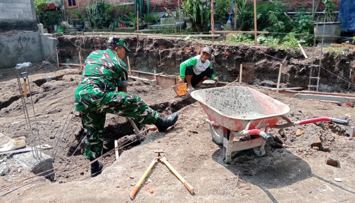 Wujud Kemanunggalan TNI Dan Rakyat, Babinsa Bence Bantu Gali Pondasi Rumah Warga