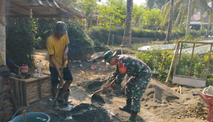 Bangun Fasilitas MCK, Babinsa Desa Binangun Gotong Royong Bantu Warga Demi Tingkatkan Sanitasi Lingkungan