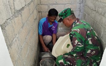 Babinsa Sumberboto Bantu Warga Bangun MCK, Wujud Kepedulian Dan Kebersamaan