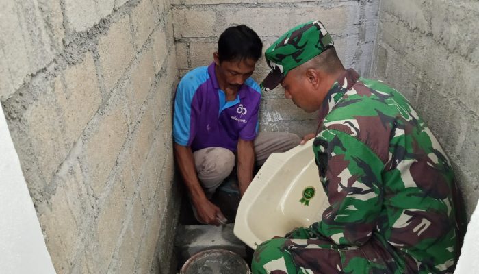 Babinsa Sumberboto Bantu Warga Bangun MCK, Wujud Kepedulian Dan Kebersamaan