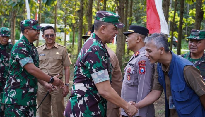 Dandim 0808/Blitar Dampingi Pangdam V/Brw Kunjungi Lokasi Brigif/Yonif TP Di Kesamben