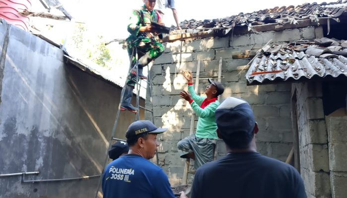 Wujudkan Hunian Layak, Babinsa Kanigoro Bahu Membahu Perbaiki Rumah Warga