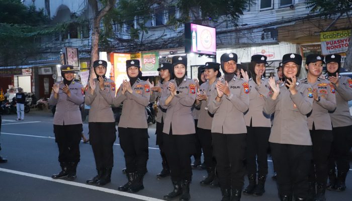 Polwan Polres Kediri Kota Tampil Humanis dalam Pengamanan Laga Persik Kediri vs Persija Jakarta