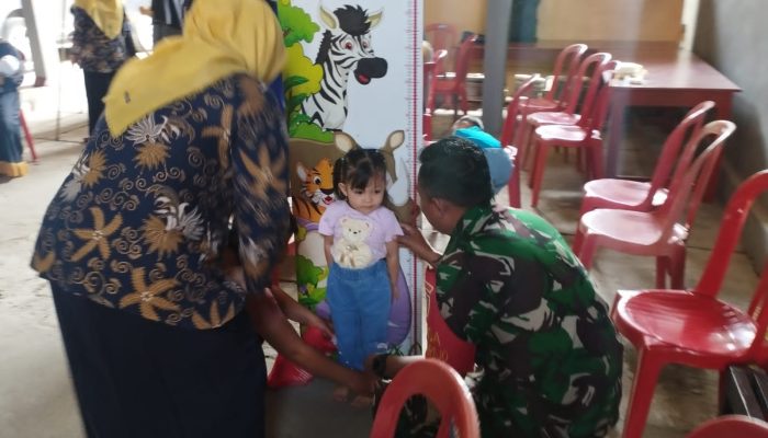 Wujud Babinsa Tawangrejo Dampingi Kegiatan Posyandu, Demi Tingkatkan Layanan Kesehatan Masyarakat