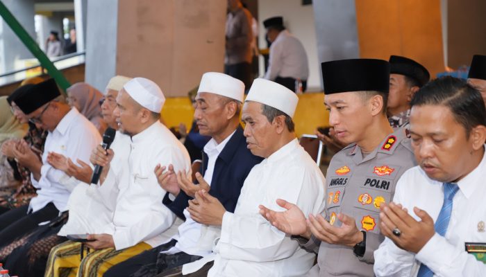 Momen Haru Pemberangkatan Haji Kota Kediri, Kapolres: Ini Bentuk Pelayanan untuk Tamu Allah