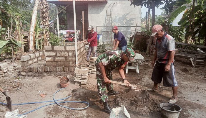 Kerja Bakti Bangun MCK Babinsa Gandean Bersama Warga, Tingkatkan Kesehatan Lingkungan