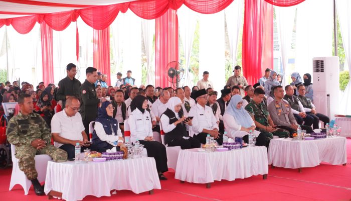 Kehadiran Wakapolres Kediri Kota Warnai Penyaluran Bantuan Sosial Gubernur Jatim di Balai Kota Kediri