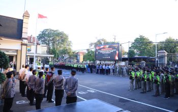 Polres Kediri Kota Gelar Apel Pengamanan Malam Takbir Idul Adha 1447 H, Kapolres Tekankan Pengamanan Humanis dan Persuasif 6 IMG 20260526 WA0142