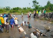 Demi Kelancaran Irigasi Pertanian, Babinsa Kamulan Dampingi Pembersihan Sungai Sodetan Kaliputih