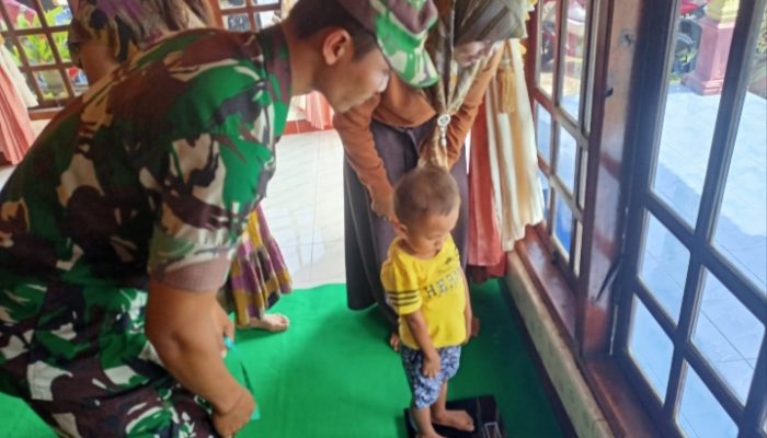 Cegah Stunting, Babinsa Tawangrejo Bersama Nakes Cek Kesehatan Balita Di Dusun Bendolowo