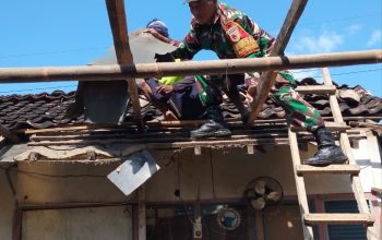 Gotong Royong Rehab RTLH, Babinsa Pakunden Bersama Warga Wujud Kepedulian Untuk Masyarakat