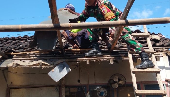 Gotong Royong Rehab RTLH, Babinsa Pakunden Bersama Warga Wujud Kepedulian Untuk Masyarakat